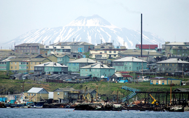 不满日本制裁，俄罗斯军方25日在与日本有领土争议的千岛群岛进行军演。图为有领土争议的国后岛。（资料照／路透社）