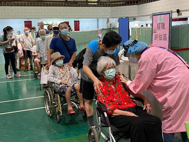 衛生局強調疫苗完整接種十分重要，尤其長者屬高風險族群，呼籲應盡早接種疫苗，以降低感染及重症風險。(蔡依珍攝)