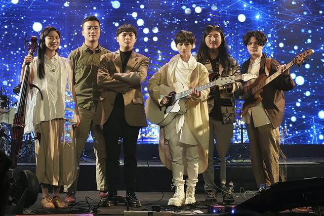 小魏昨晚开唱邀老王乐队同台合作。（小魏工作室提供）