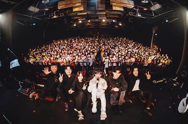 小魏昨晚开唱邀老王乐队同台合作。（小魏工作室提供）