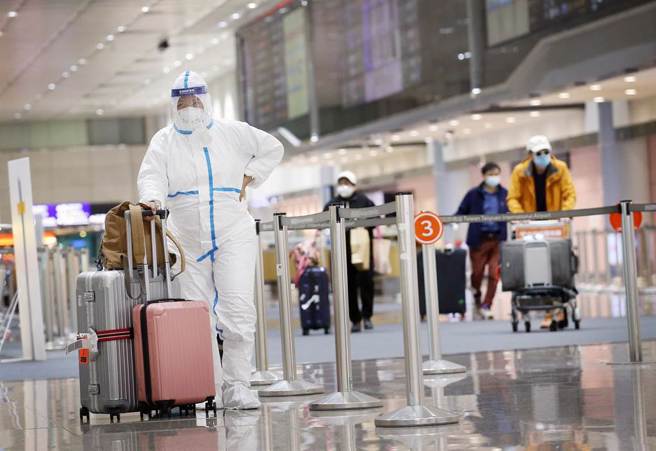 在桃園機場第二航廈入境大廳內，剛入境的旅客準備搭車離開。（范揚光攝）（圖中非新聞當事人）
