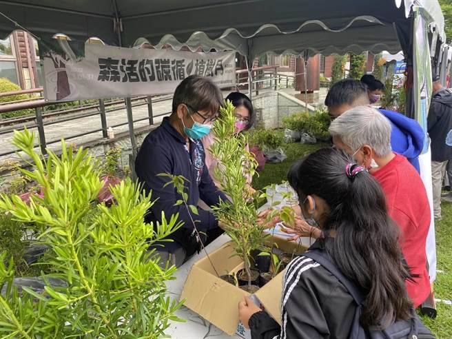 嘉義林管處舉辦今年植樹月嘉義最後一場贈苗活動。（嘉義林管處提供／張亦惠嘉縣傳真）