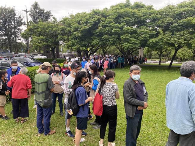 嘉義林管處舉辦今年植樹月嘉義最後一場贈苗活動，吸引許多民眾排隊領取。（嘉義林管處提供／張亦惠嘉縣傳真）