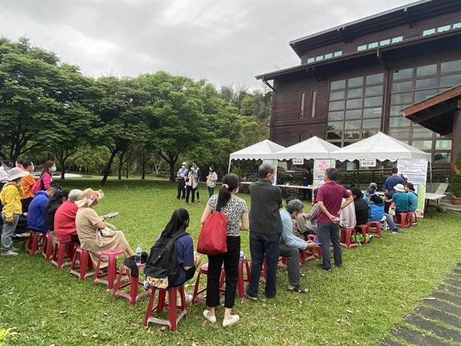 嘉義林管處舉辦今年植樹月嘉義最後一場贈苗活動，吸引許多民眾排隊領取。（嘉義林管處提供／張亦惠嘉縣傳真）