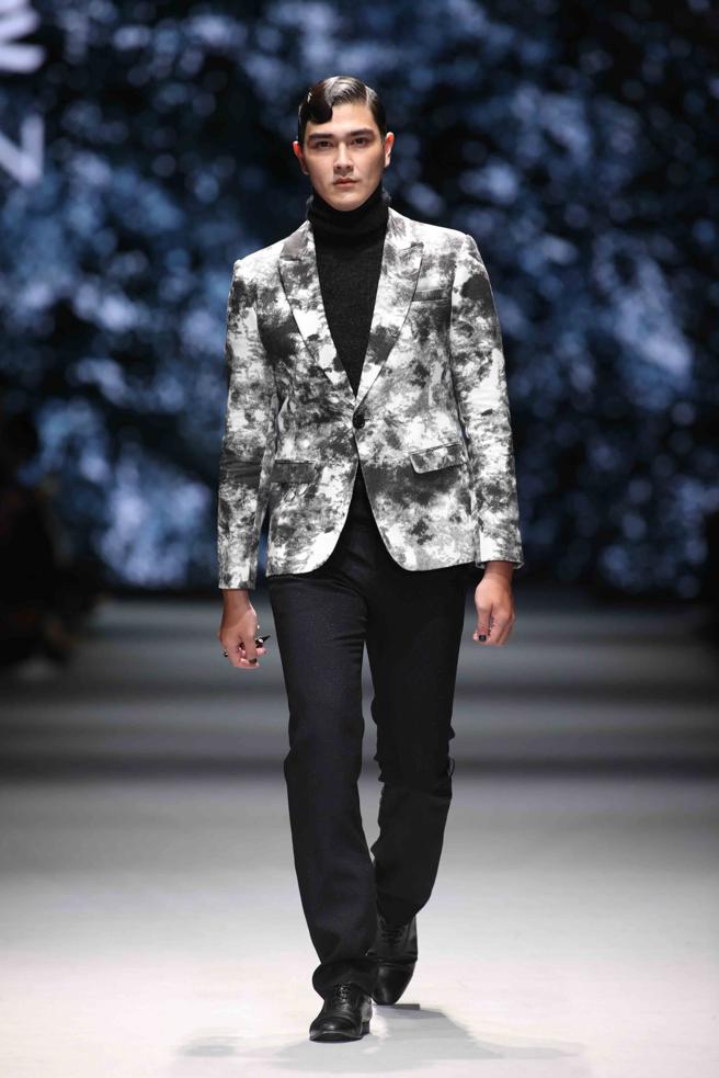 伊林模特李制益演绎潘怡良2022秋冬系列。（GIOIA PAN提供）