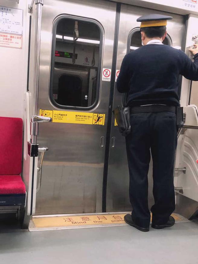 列车长背影让网友直呼背影也帅 (图/翻摄《爆废公社公开版 》)
