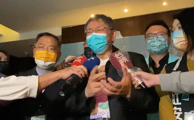 藍綠白同台，遭指與陳、蔣兩人零互動？柯文哲澄清指出，沒機會互動。（陳淑芬攝）