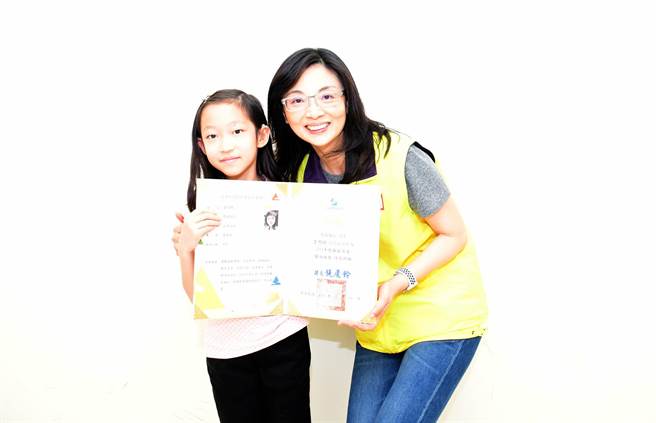 马兰国小听障女童李思颐（左）获模范儿童表扬，校长张凤珠（右）说「好棒」。（庄哲权摄） 