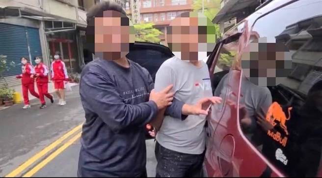 员警以车追人，在温嫌经常出入的时间、路段埋伏，见时机成熟，立即衝下车，将温嫌逮捕归案。（警方提供／林雅惠高雄传真）