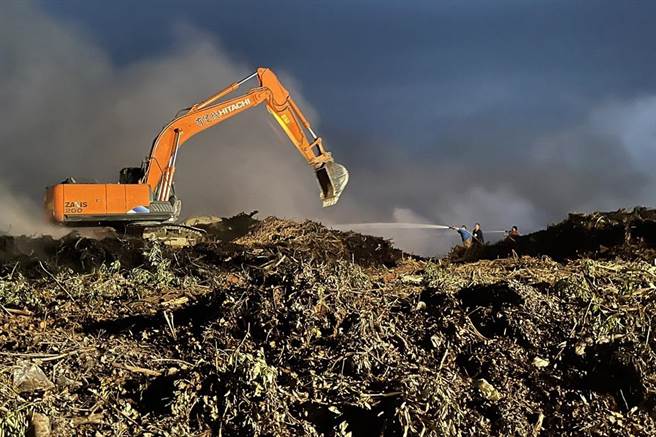 关西农地堆置大量废木材因沼气引发闷烧火警，环保局派员稽查，发现有造成空气污染问题，将依法开罚。（新竹县环保局提供／罗浚滨新竹传真）