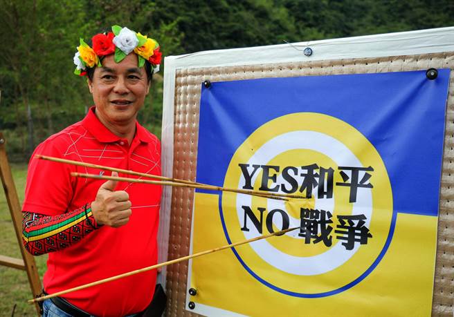 台東縣卑南鄉舉辦射箭比賽，鄉長許文獻以象徵烏克蘭的黃藍雙色靶紙宣告「要和平，不要戰爭」。（卑南鄉公所提供） 