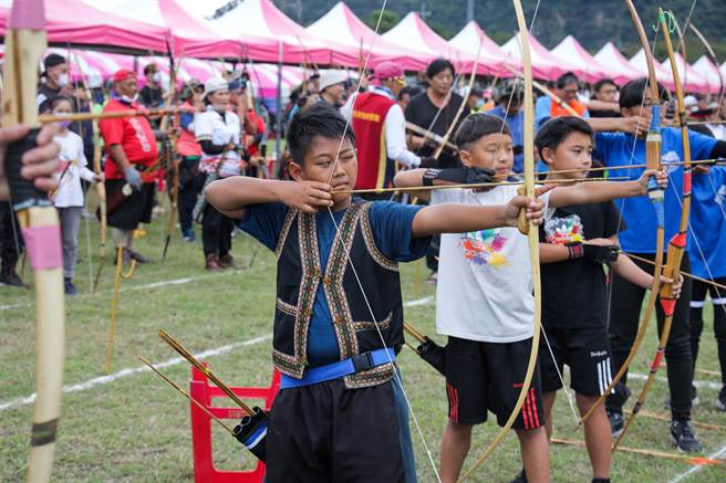 台東縣卑南鄉公所26日舉行全國原住民傳統射箭賽，全國神射手拉弓射破「戰爭靶」，力挺烏克蘭並宣告「要和平、不要戰爭」。（卑南鄉公所提供） 