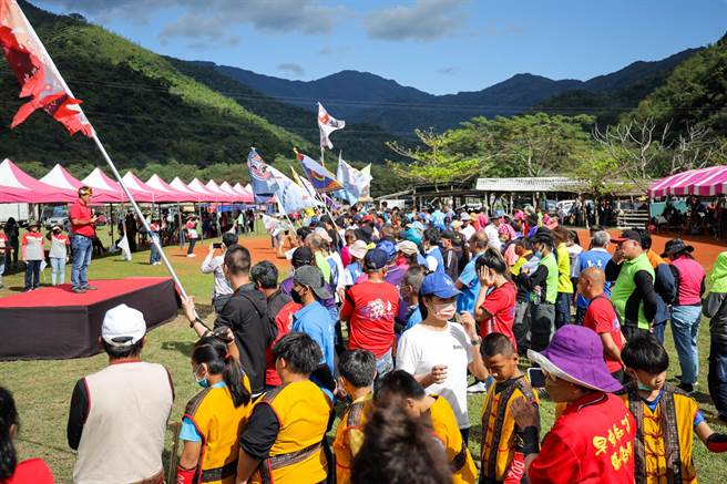 台東縣卑南鄉公所26日舉行全國原住民傳統射箭賽，全國神射手拉弓射破「戰爭靶」，力挺烏克蘭並宣告「要和平、不要戰爭」。（卑南鄉公所提供）