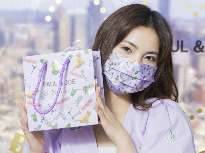 PAUL & JOE推出下午茶，还有艺·茶·趣空间艺术生活节可以品嚐到45款台湾精品茶，爱手摇饮的人则是不能错过万波新品「红苹岛屿」，CANDY POPPY菓糖爆米花更推出限时怪奇口味。图中为PAUL & JOE 20周年限量图腾纸袋、限量图腾口罩，4/1起消费满2,000元即可获赠 。（图／品牌提供）