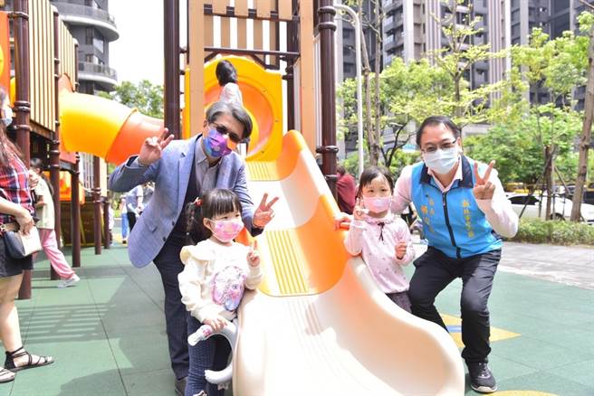新北市中和区光之公园增设特色游戏场今（26日）完工启用。（中和区公所提供）