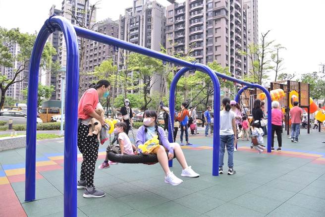 新北市中和区光之公园增设特色游戏场今（26日）完工启用。（中和区公所提供）