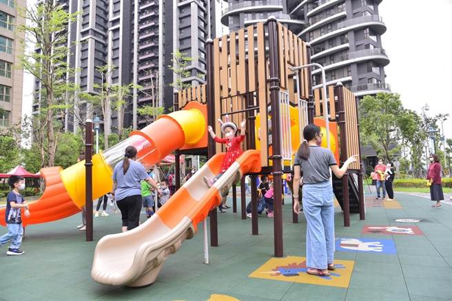 新北市中和区光之公园增设特色游戏场今（26日）完工启用。（中和区公所提供）