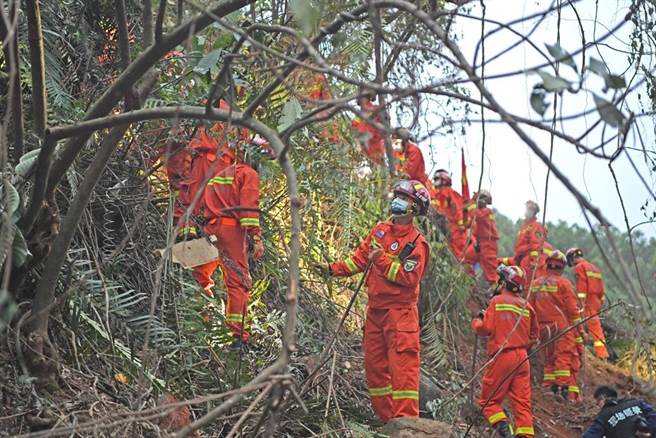 东航广西空难搜救现场，人员反覆探测飞机撞击点位置，并未发现生命迹象。（新华社）
