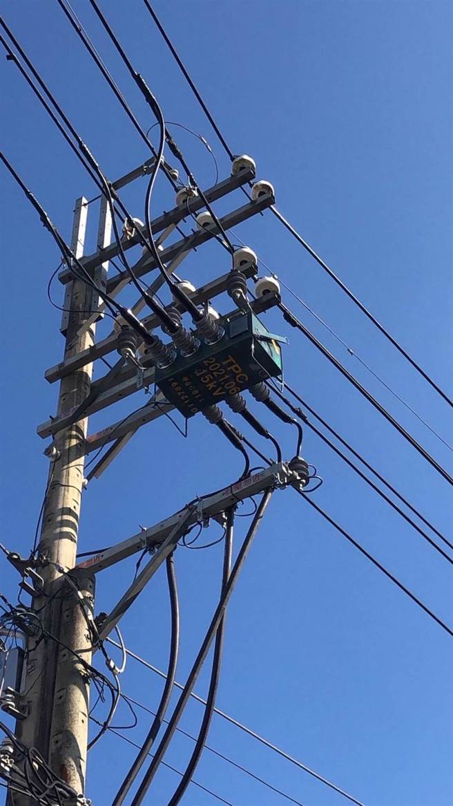 台電公司進行高壓路線改善工程，造成旗山區379戶因計畫性工作停電，已於4點29分恢復供電。（台電公司提供／林雅惠高雄傳真）
