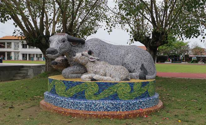 台南後壁國小26日舉辦百周年校慶，為校園公共藝術「舐犢情深」正式揭幕。（劉秀芬攝）