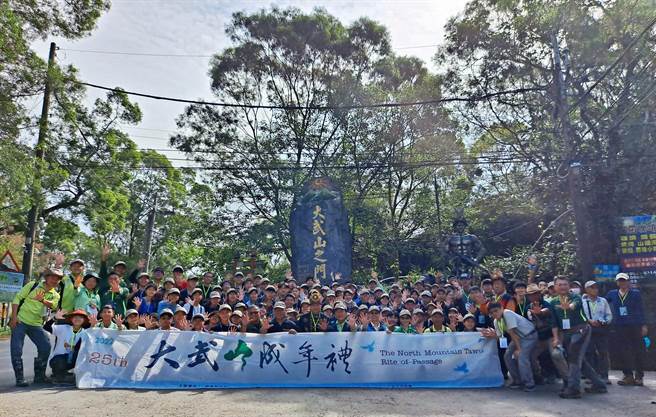 大武山成年礼26日开拔，60名学子与志工们开心为青春留影。（屏县府提供／林和生屏东传真）