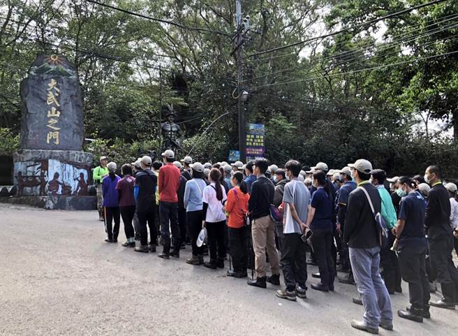 大武山成年礼26日开拔，60名学子学习向山林致敬。（屏县府提供／林和生屏东传真）