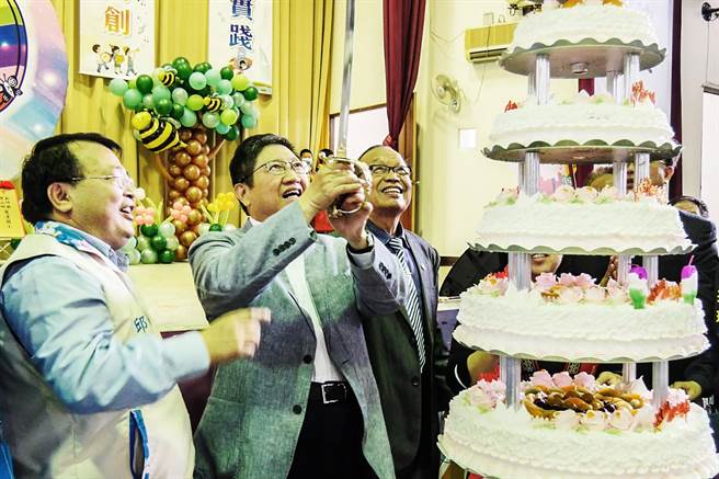 宝山双溪国小80周年校庆，县长杨文科切蛋糕庆贺。（新竹县政府提供／罗浚滨新竹传真）