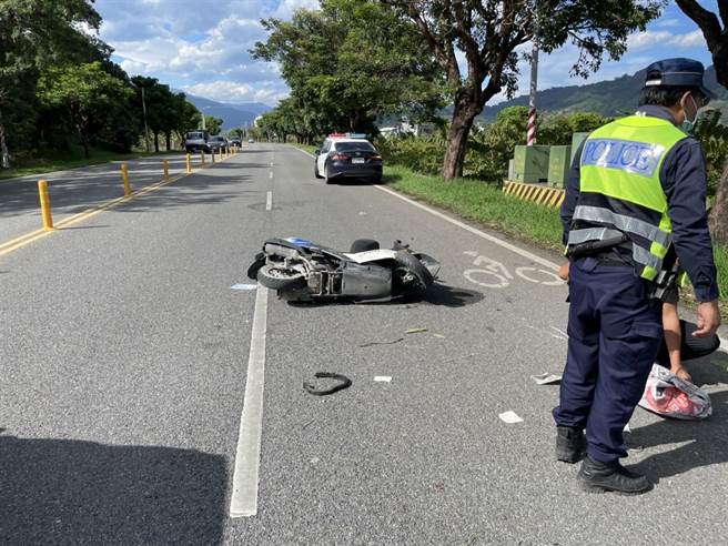 台东59岁罗男骑机车自撞电杆，送医仍告不治。（民眾提供）