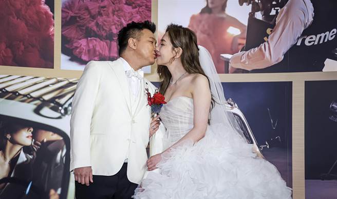 王鼎霖亲吻新娘丁巧唯。（罗永铭摄）