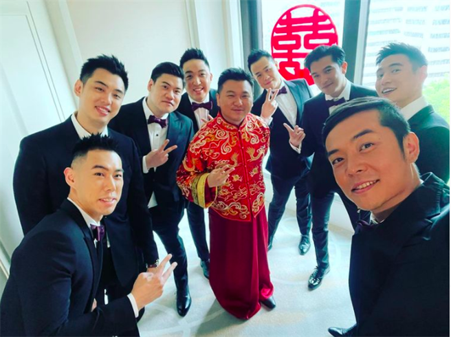 姚元浩（右）今一早在臉書PO出擔任王鼎霖陪娶伴郎團照，邱澤也是伴郎之一。（摘自臉書）