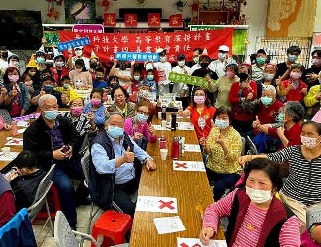 秀秀大寶貝義煮團今（26日）前往新店區北宜社區發展協會銀髮關懷據點，舉辦青銀共餐義煮活動。（校方提供）
