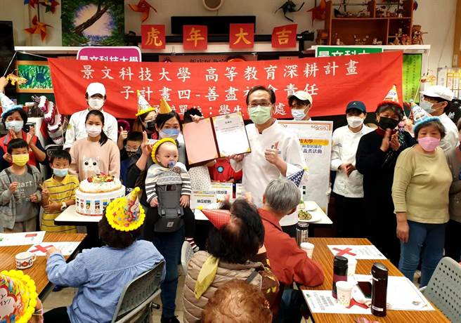 秀秀大寶貝義煮團今（26日）前往新店區北宜社區發展協會銀髮關懷據點，舉辦青銀共餐義煮活動。（校方提供）