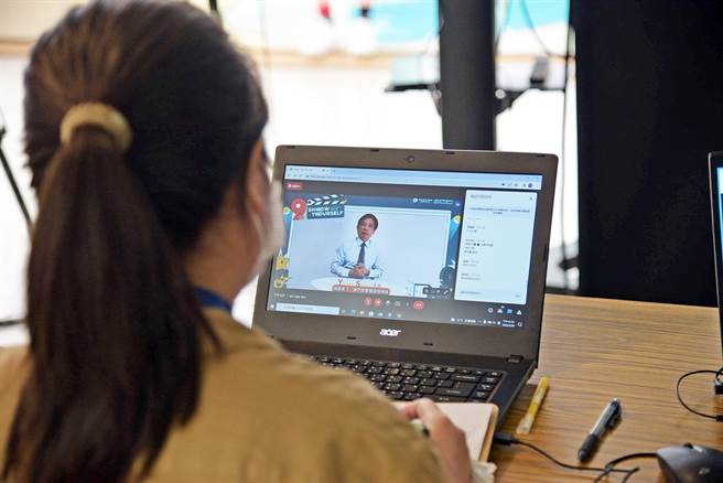 勞動部高屏澎東分署長程泰運向青年朋友獻上祝福，希望大家能更了解如何展現自我優勢。（勞動部高屏澎東分署青年職涯發展中心提供／洪靖宜高雄傳真）