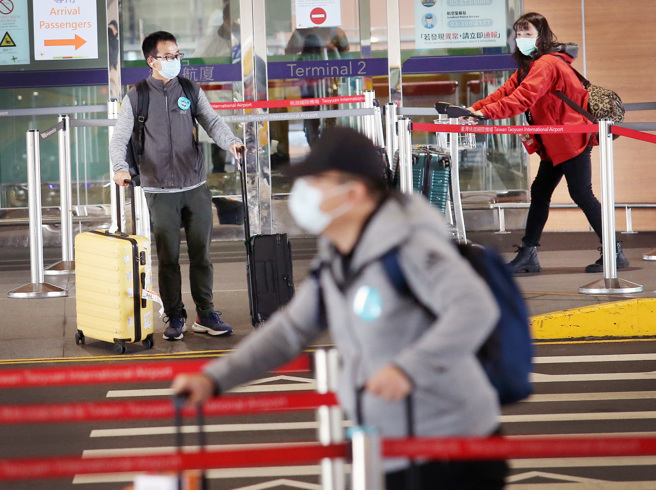 中央流行疫情指揮中心26日公布國內新增103例新冠肺炎確定病例，分別為21例本土及82例境外移入。在桃園機場第二航廈入境大廳內，剛入境的旅客準備搭車離開。（范揚光攝）（圖中非新聞當事人）