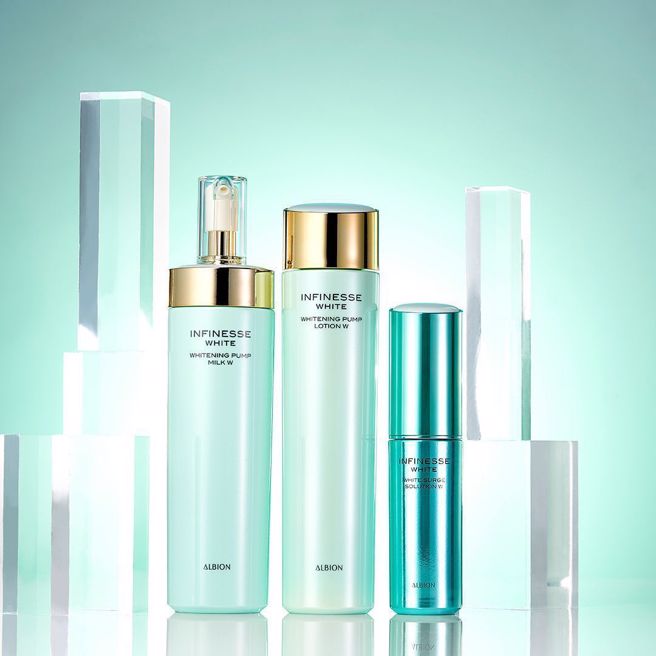 左至右为ALBION赋白弹力全能扫黑渗透乳、赋白弹力全能扫黑活化液、赋白弹力全能扫黑精华。（图／品牌提供）