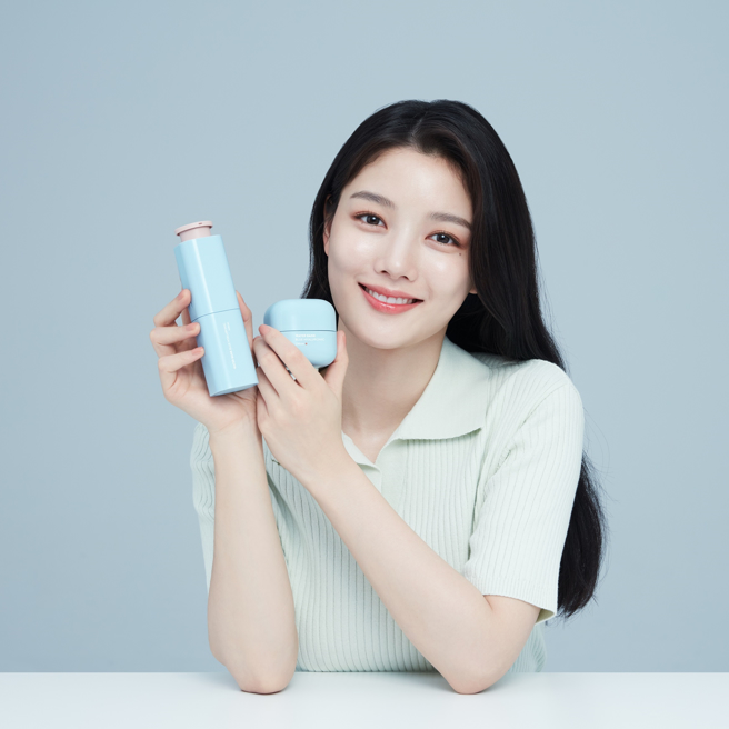 兰芝水酷修护保湿精华推荐搭配同系列水酷修护保湿霜一起使用。（图／品牌提供）