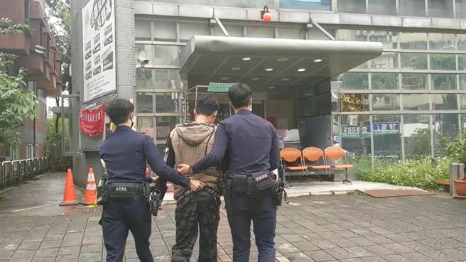 陳姓男子25日下午7時許，將汽車停放在新北市板橋區巷弄旁，陳男未熄火直接下車買晚餐，25歲黃姓男子趁隙直接將汽車駛離。（警方提供）