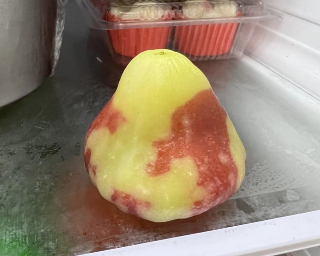 一名女网友把莲雾放冰箱保存，不料几天后莲雾竟然变色了。（图／翻摄自脸书社团爆废公社）