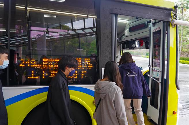 四方电巴249路公车正式通车，嘉惠朝阳科大师生1万6千人。（陈淑芬摄）