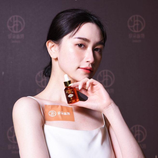 珍朵丝特龙血求丽精华。（图／品牌提供）