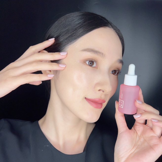 3INA高奇肌妆前精华。（邱映慈摄）