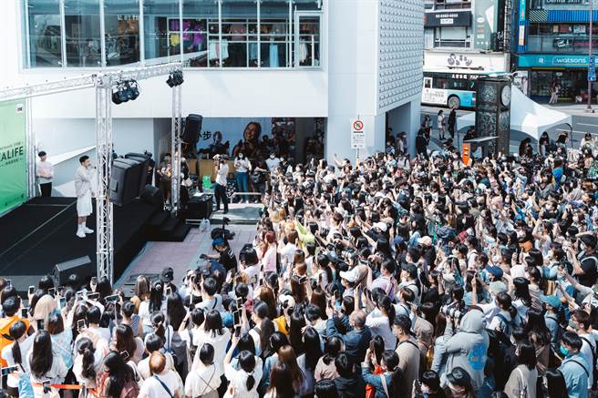 黃偉晉上周在西門町舉辦簽唱會。（重星音樂提供）