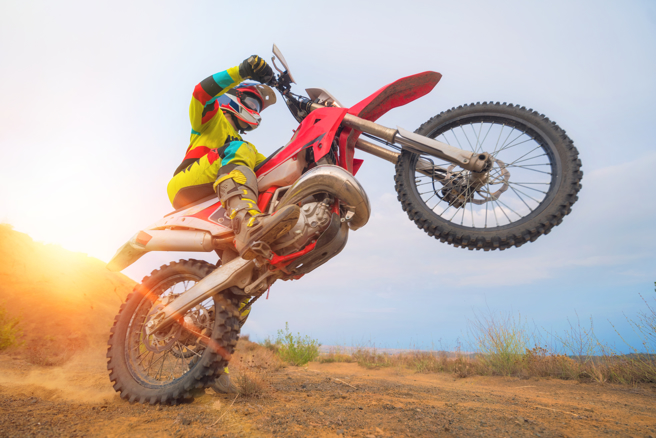 牙买加一名骑士载妹耍帅，没想到下一秒就撞车，导致两人都飞了出去。(示意图/达志影像)