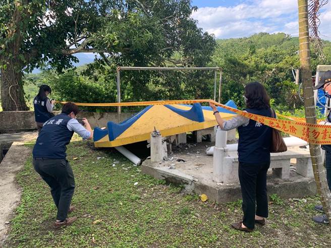 玉里镇安通部落文健站凉亭被震垮，公共工程品质堪虞，检方今天到场勘验搜证。（花莲地检署提供／王志伟花莲传真）