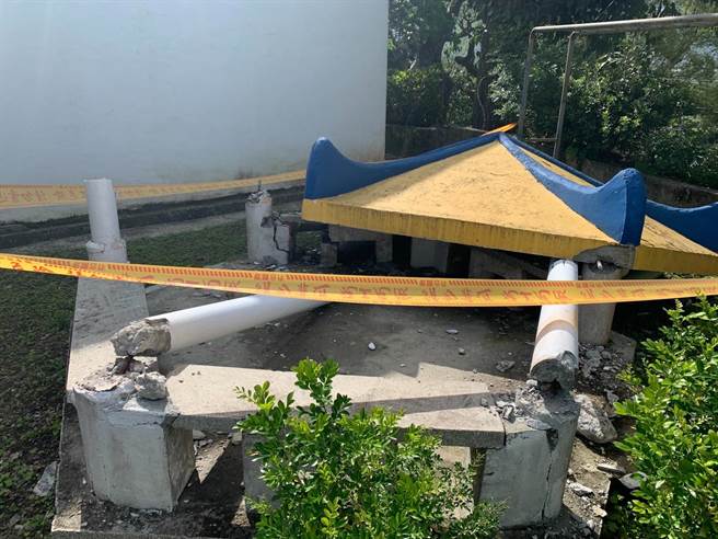 凉亭遭震垮，检方勘验发现，梁柱内只有1根钢筋，将调资料查明承受力学。（花莲地检署提供／王志伟花莲传真）