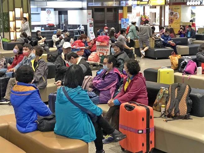 金门外岛今日浓雾深锁，尚义机场跑道能见度不足，全天关场共取消28个航班，影响台金两地往来旅客逾3000人。（李金生摄）