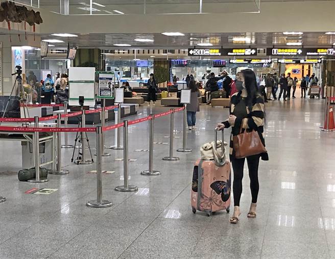 苦等不到天候好转开场，一名旅客拉着行李失望离开。（李金生摄）