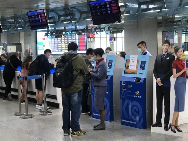 不少旅客坚守到最后一刻，才办理退票离开机场。（李金生摄）