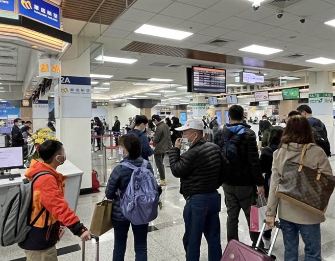 松山机场也有数百名金门乡亲，因浓雾影响返乡行程。（读者提供）