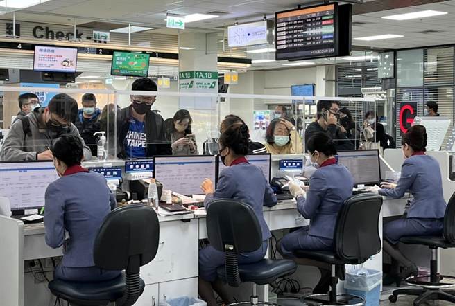 因浓雾飞不到金门的乡亲和旅客，在松山机场办理退票手续。（读者提供）